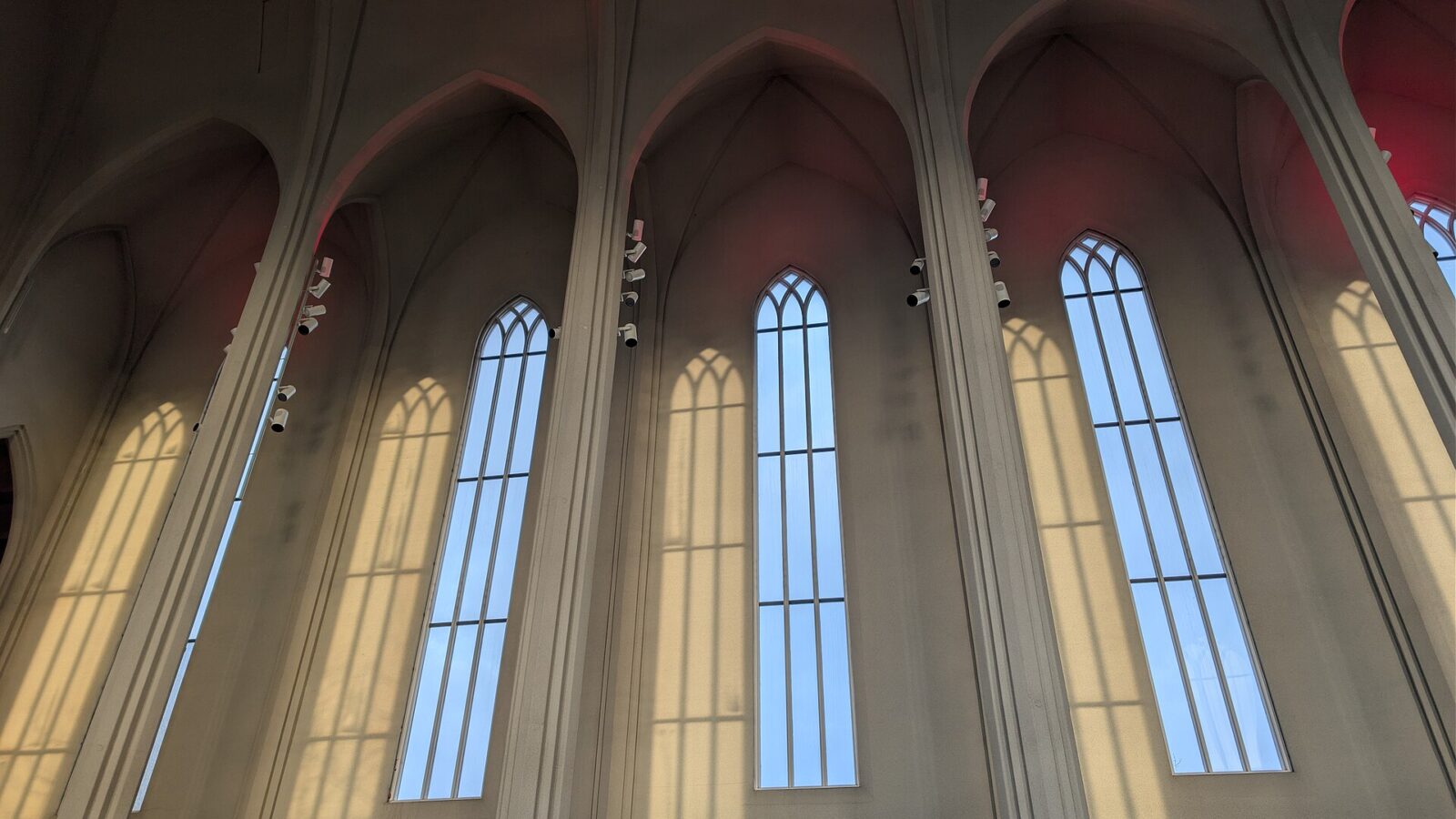 Tall arched windows and vaulted interior walls (Hallgrímskirkja)