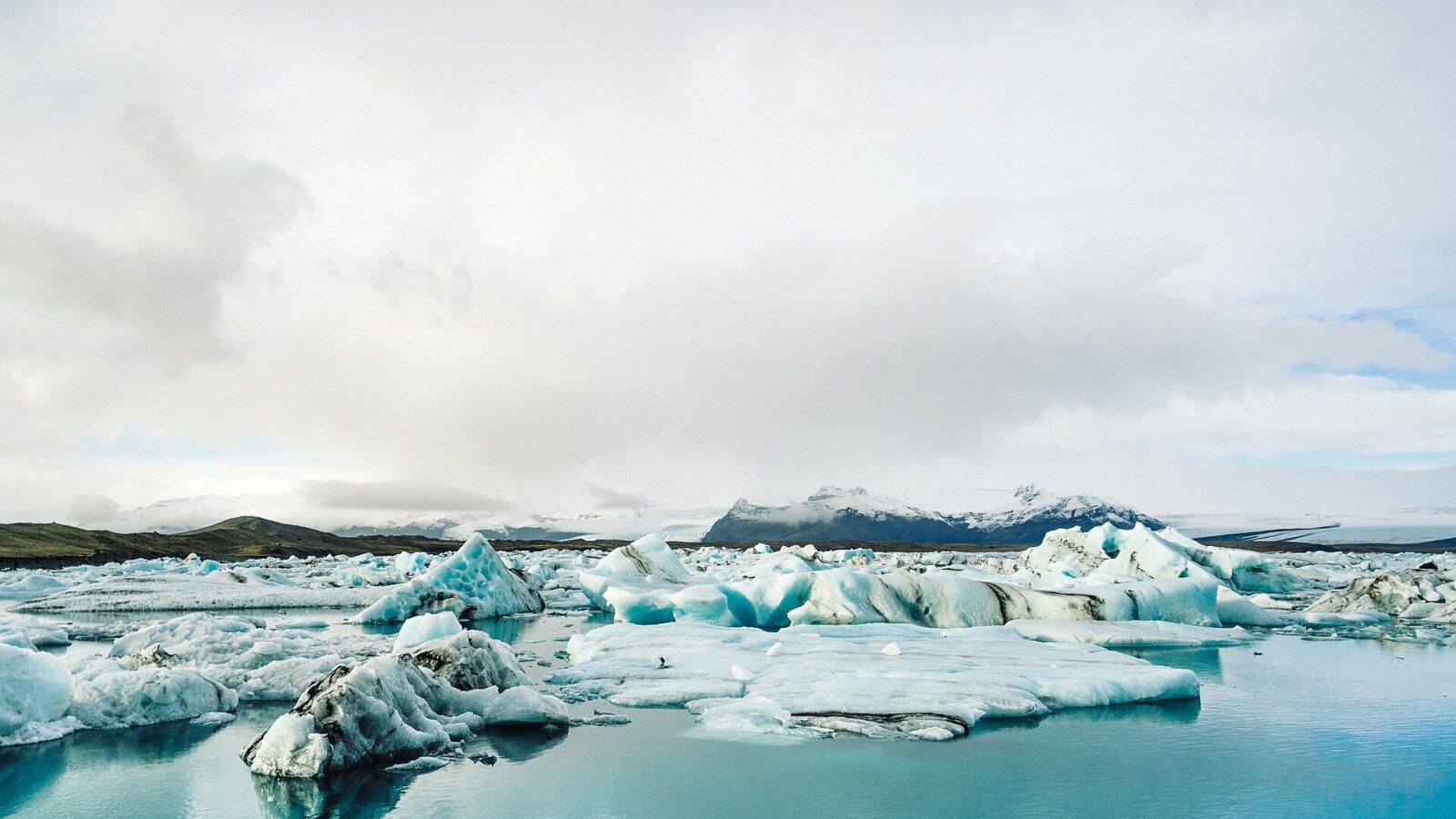 Glacial ice floes and distant snow-covered peaks (Bárðarbunga)