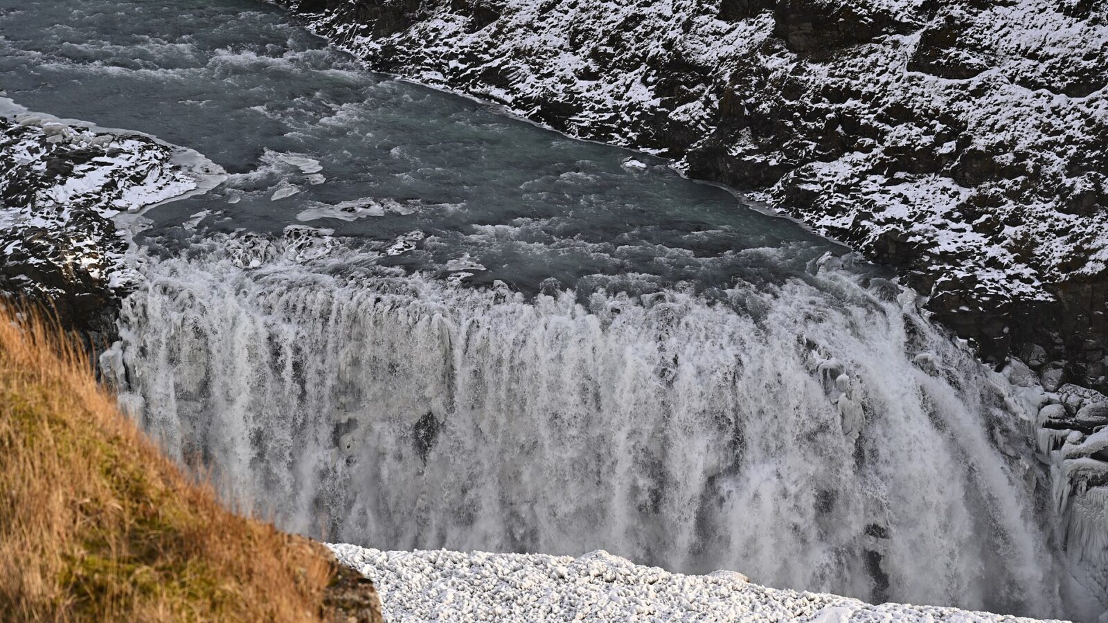 parking lot at Gullfoss-area restaurant