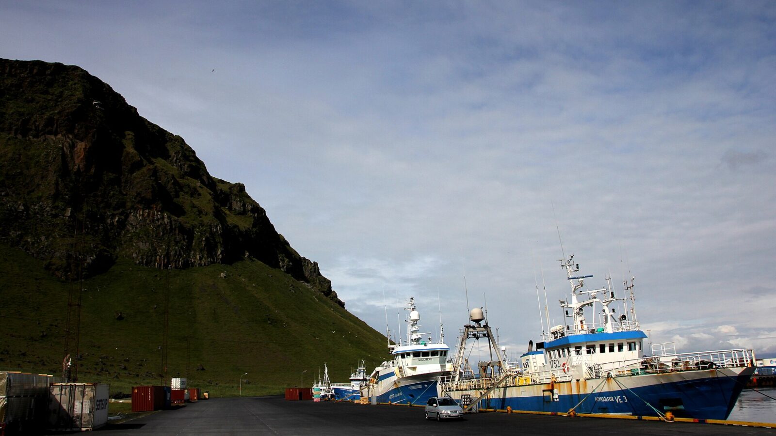 Paved harbour area and moored fishing vessels (Vestmannaeyjar (Eyjar))
