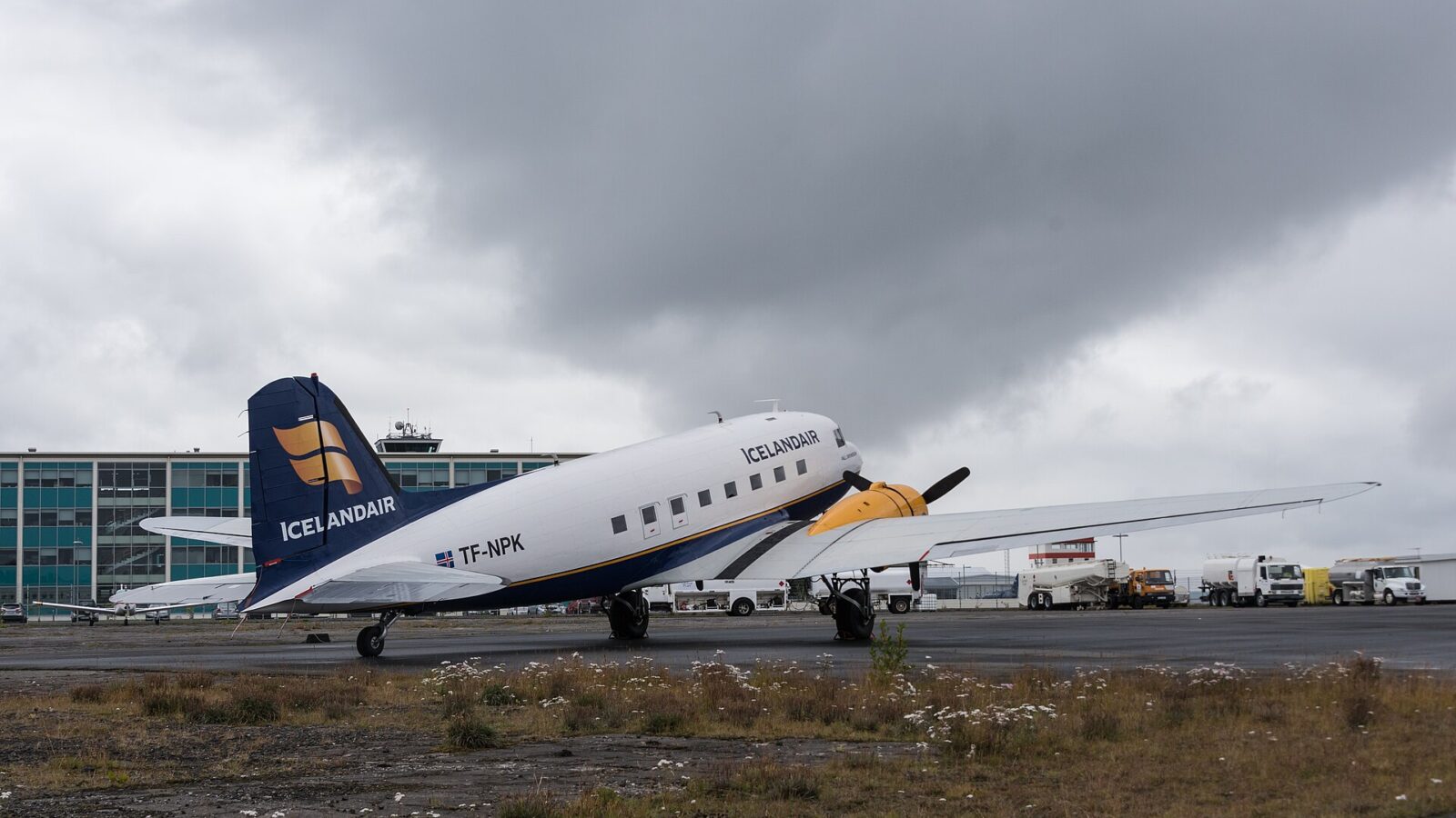 Icelandair DC‑3 parked with terminal behind