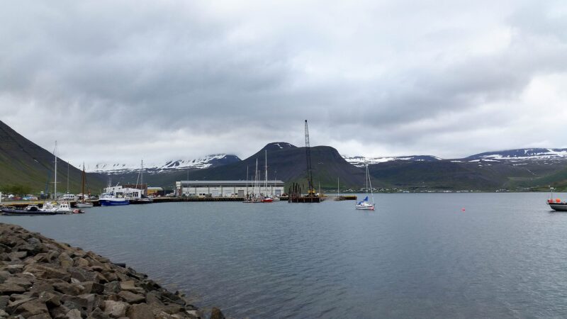 Harbour with moored fishing boats and a warehouse (Ísafjörður)